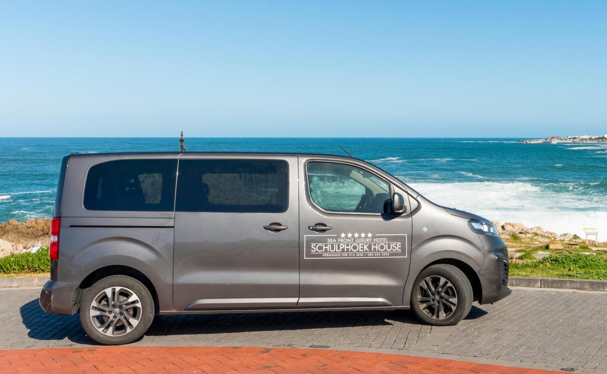 Schulphoek Seafront House ヘルマナス エクステリア 写真 A school pick-up vehicle