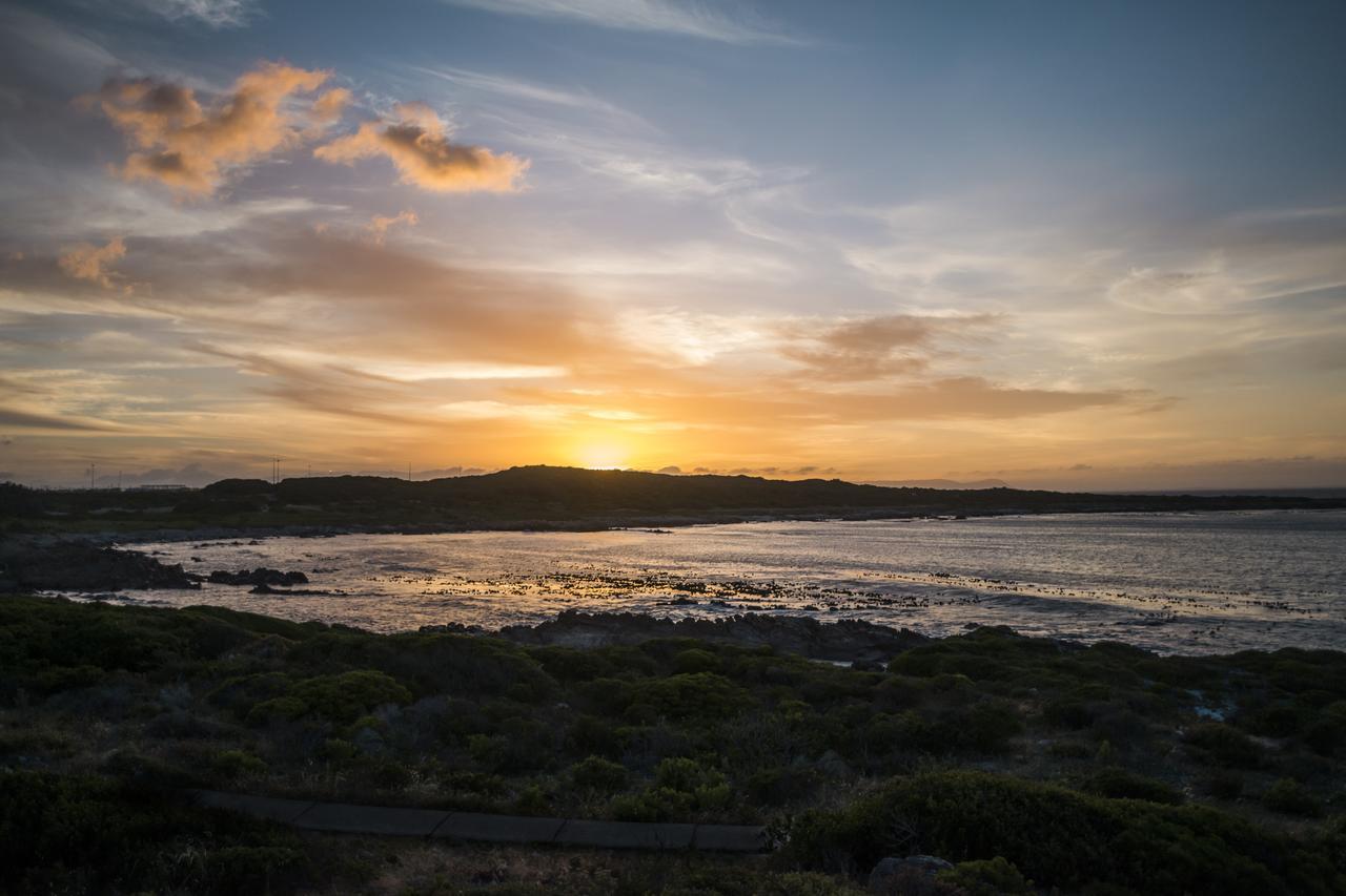 Schulphoek Seafront House ヘルマナス エクステリア 写真 Sunset over the bay